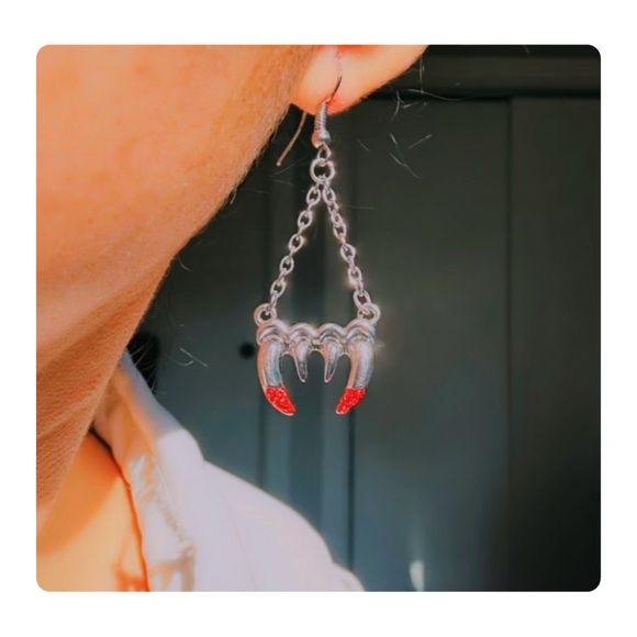 ★ Vintage Y2K Vampire Fangs Dangling Earrings - Silver/Red ★ - Picture 15 of 15